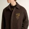 Abrigo Journey de botonadura sencilla para hombre, confeccionado en mezcla de lana arrugada con alfiler floral Abrigo Journey de botonadura sencilla para hombre, confeccionado en mezcla de lana arrugada con alfiler floral