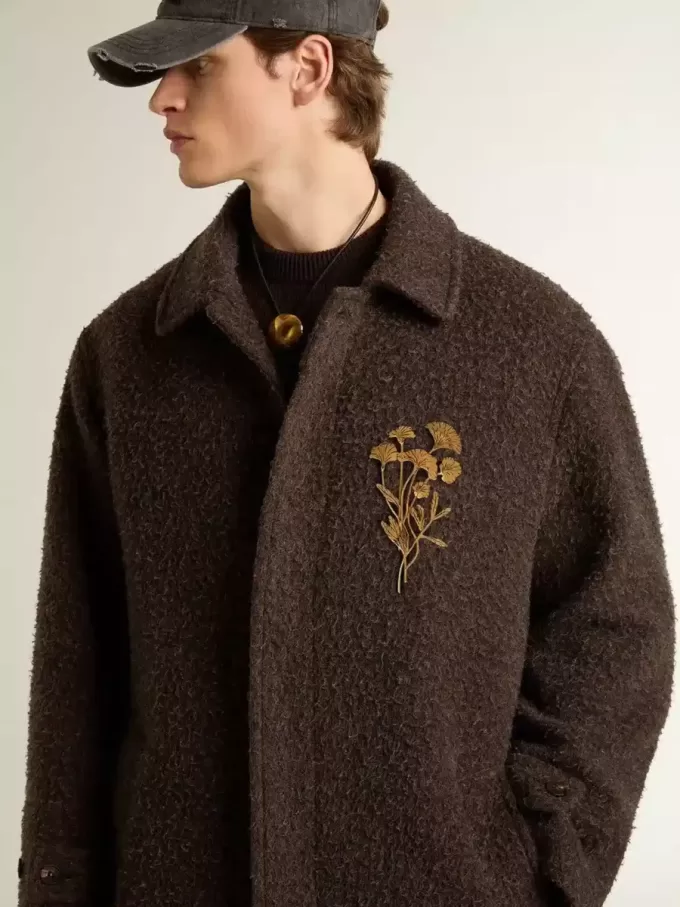Abrigo Journey de botonadura sencilla para hombre, confeccionado en mezcla de lana arrugada con alfiler floral Abrigo Journey de botonadura sencilla para hombre, confeccionado en mezcla de lana arrugada con alfiler floral