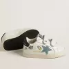 Baby School en napa blanca con estrella de ante azul claro y motivo de tenis Baby School en napa blanca con estrella de ante azul claro y motivo de tenis