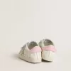 Baby School en napa con motivo de flores rosas y estrella de ante beige Baby School en napa con motivo de flores rosas y estrella de ante beige