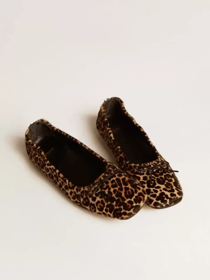 Bailarinas Amy en piel de potro con estampado de leopardo en color beige