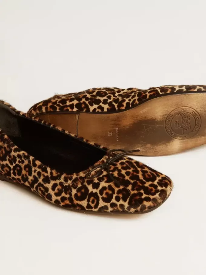 Bailarinas Amy en piel de potro con estampado de leopardo en color beige