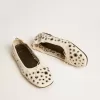Bailarinas Amy en piel napa blanca con tachuelas plateadas