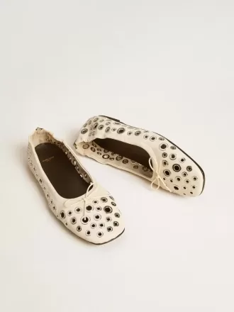 Bailarinas Amy en piel napa blanca con tachuelas plateadas
