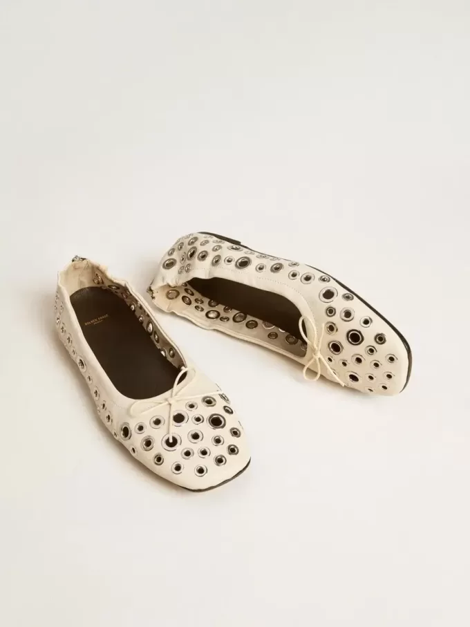 Bailarinas Amy en piel napa blanca con tachuelas plateadas