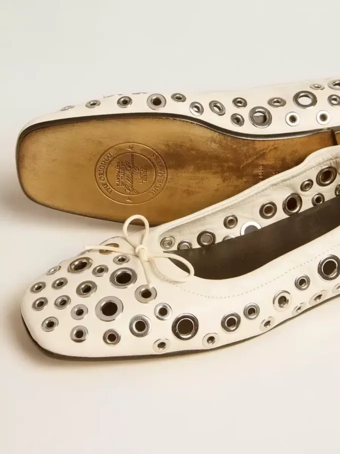 Bailarinas Amy en piel napa blanca con tachuelas plateadas