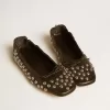 Bailarinas Amy en piel napa negra con tachuelas plateadas