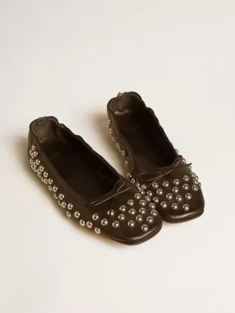 Bailarinas Amy en piel napa negra con tachuelas plateadas