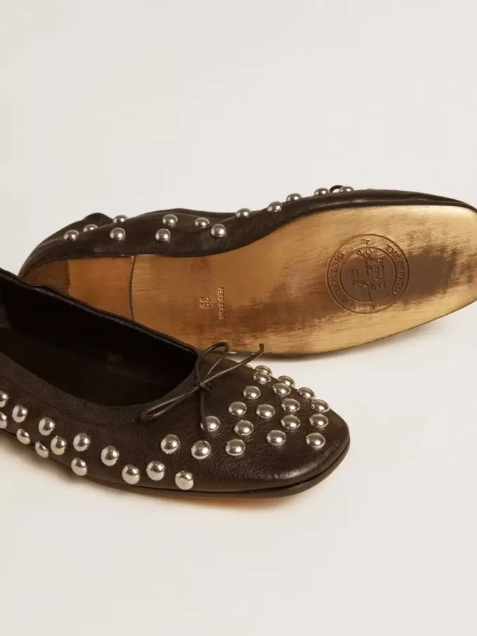 Bailarinas Amy en piel napa negra con tachuelas plateadas