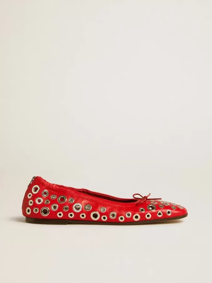 Bailarinas Amy en piel napa roja con tachuelas plateadas