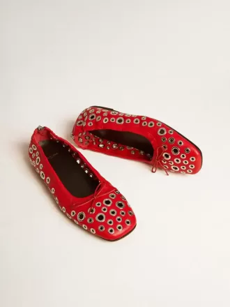 Bailarinas Amy en piel napa roja con tachuelas plateadas