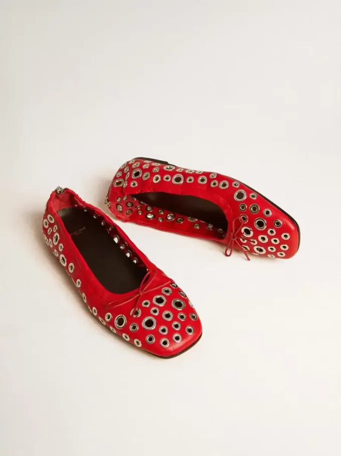 Bailarinas Amy en piel napa roja con tachuelas plateadas