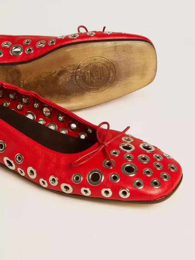 Bailarinas Amy en piel napa roja con tachuelas plateadas