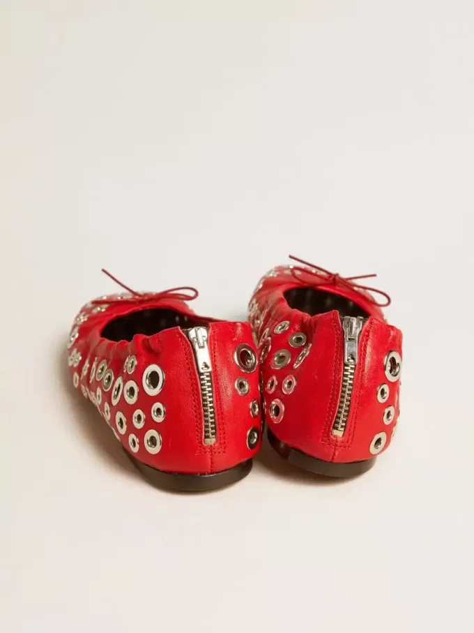 Bailarinas Amy en piel napa roja con tachuelas plateadas