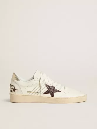 Ball Star con estrella de piel con estampado de cocodrilo en color burdeos y lengüeta dorada en el talón