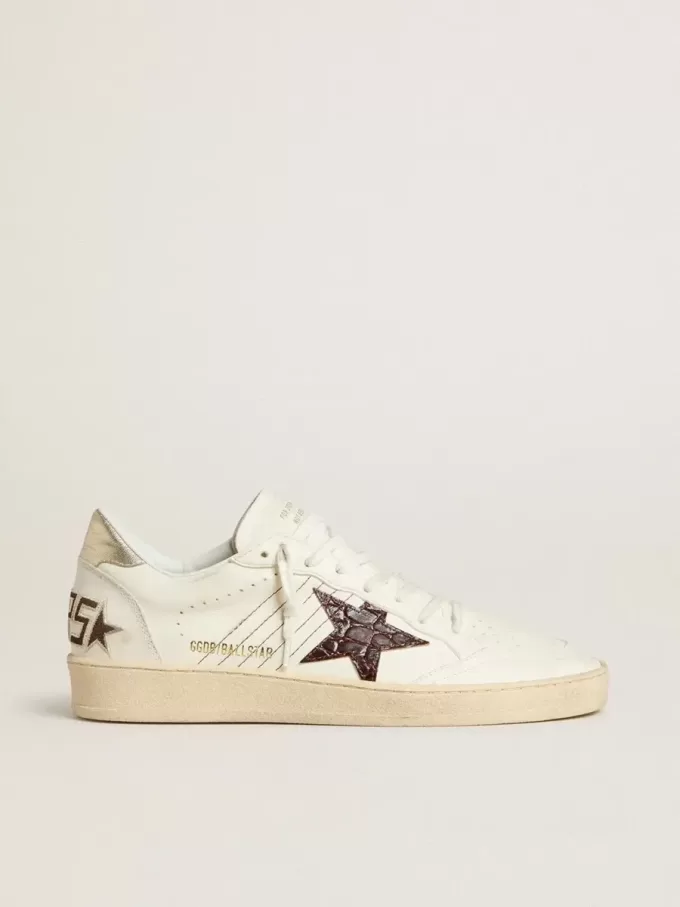 Ball Star con estrella de piel con estampado de cocodrilo en color burdeos y lengüeta dorada en el talón