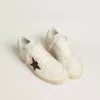 Ball Star con estrella de piel con estampado de cocodrilo en color burdeos y lengüeta dorada en el talón