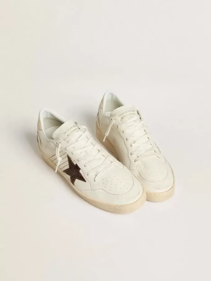 Ball Star con estrella de piel con estampado de cocodrilo en color burdeos y lengüeta dorada en el talón