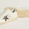 Ball Star con estrella de piel con estampado de cocodrilo en color burdeos y lengüeta dorada en el talón