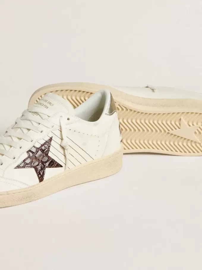 Ball Star con estrella de piel con estampado de cocodrilo en color burdeos y lengüeta dorada en el talón