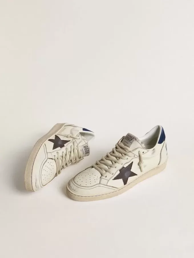 Ball Star con estrella negra y lengüeta del talón de ante azul. Ball Star con estrella negra y lengüeta del talón de ante azul.