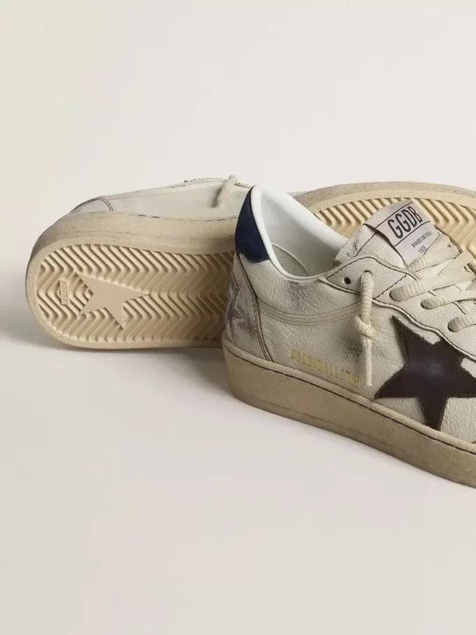 Ball Star con estrella negra y lengüeta del talón de ante azul. Ball Star con estrella negra y lengüeta del talón de ante azul.