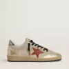 Ball Star en ante beige con estrella de cuero rojo y lengüeta del talón de cuero metalizado en color bronce. Ball Star en ante beige con estrella de cuero rojo y lengüeta del talón de cuero metalizado en color bronce.