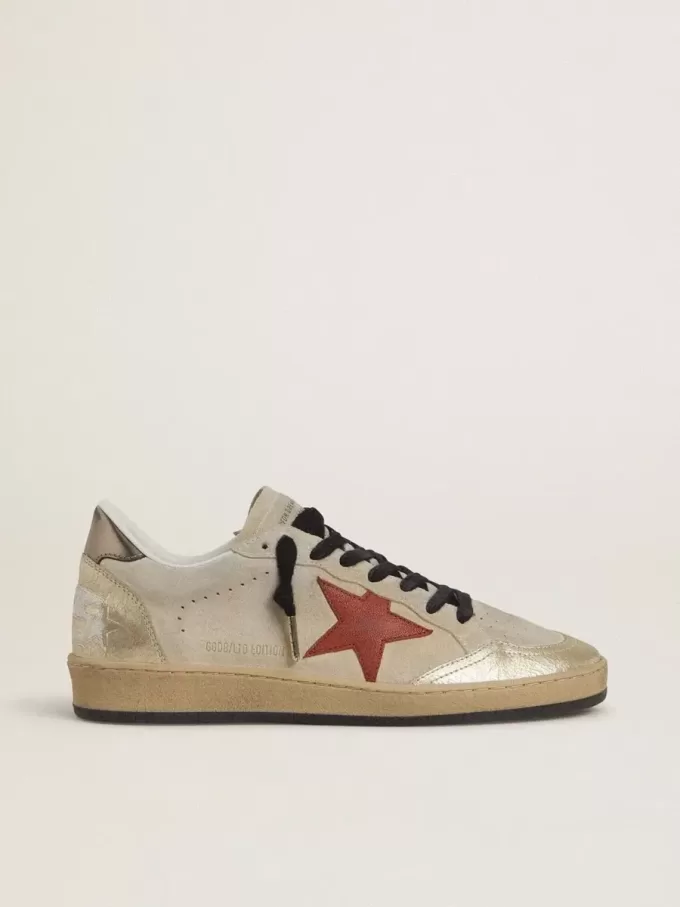 Ball Star en ante beige con estrella de cuero rojo y lengüeta del talón de cuero metalizado en color bronce. Ball Star en ante beige con estrella de cuero rojo y lengüeta del talón de cuero metalizado en color bronce.