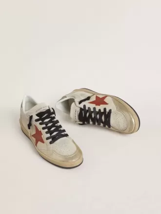 Ball Star en ante beige con estrella de cuero rojo y lengüeta del talón de cuero metalizado en color bronce.