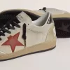 Ball Star en ante beige con estrella de cuero rojo y lengüeta del talón de cuero metalizado en color bronce. Ball Star en ante beige con estrella de cuero rojo y lengüeta del talón de cuero metalizado en color bronce.