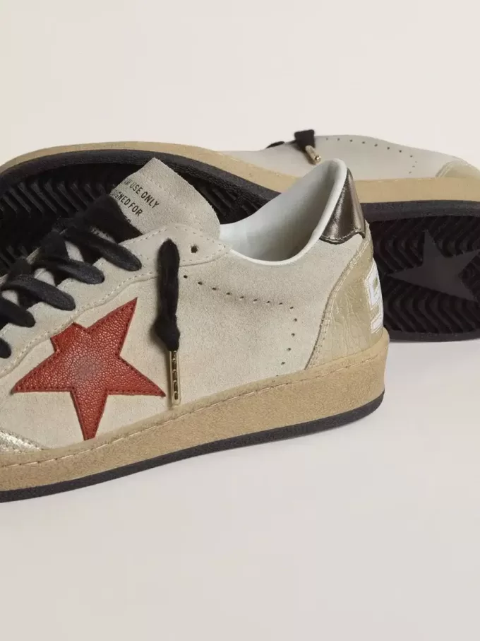 Ball Star en ante beige con estrella de cuero rojo y lengüeta del talón de cuero metalizado en color bronce. Ball Star en ante beige con estrella de cuero rojo y lengüeta del talón de cuero metalizado en color bronce.