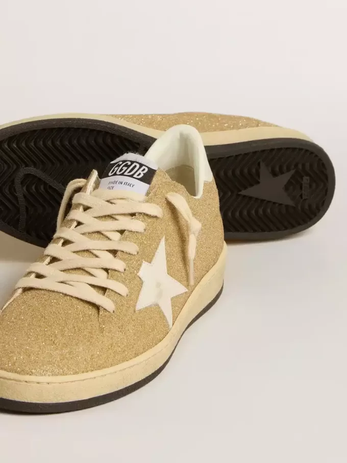 Ball Star en cristales Swarovski dorados con estrella de cuero blanco lechoso Ball Star en cristales Swarovski dorados con estrella de cuero blanco lechoso