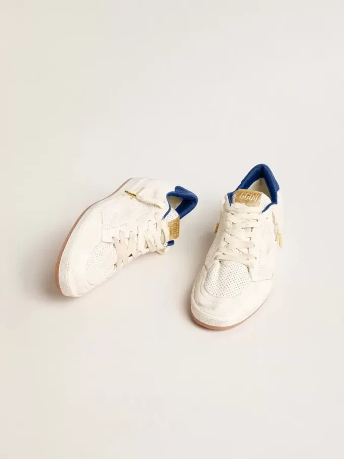 Ball Star en napa perforada con estrella blanca y lengüeta de nylon azul en el talón Ball Star en napa perforada con estrella blanca y lengüeta de nylon azul en el talón