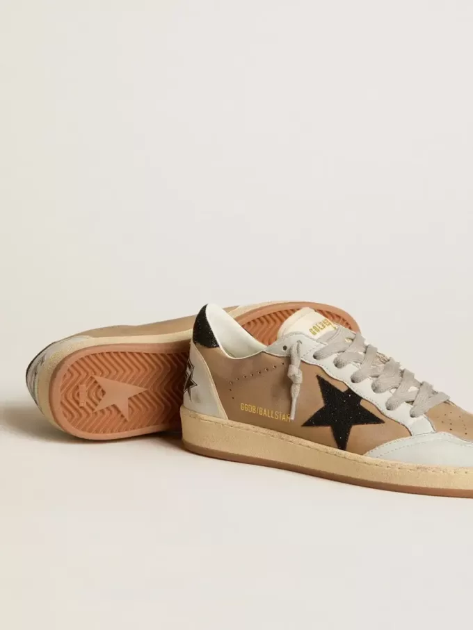 Ball Star en nubuck y napa beige con estrella de cristal Swarovski negro Ball Star en nubuck y napa beige con estrella de cristal Swarovski negro