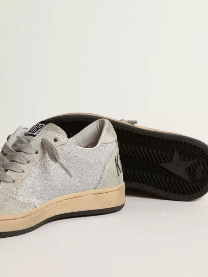 Ball Star Junior en brillo con inserciones de ante gris hielo Ball Star Junior en brillo con inserciones de ante gris hielo