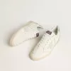 Ball Star LTD en color crema con estrella de ante blanco y lengüeta del talón de cuero plateado metalizado Ball Star LTD en color crema con estrella de ante blanco y lengüeta del talón de cuero plateado metalizado