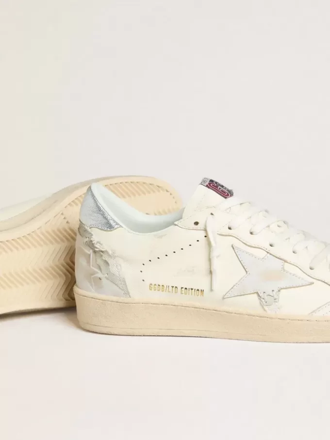 Ball Star LTD en color crema con estrella de ante blanco y lengüeta del talón de cuero plateado metalizado Ball Star LTD en color crema con estrella de ante blanco y lengüeta del talón de cuero plateado metalizado