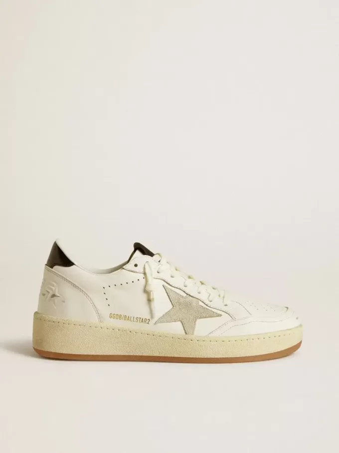 Ball Star para mujer con estrella de ante gris hielo y lengüeta del talón de cuero negro brillante. Ball Star para mujer con estrella de ante gris hielo y lengüeta del talón de cuero negro brillante.