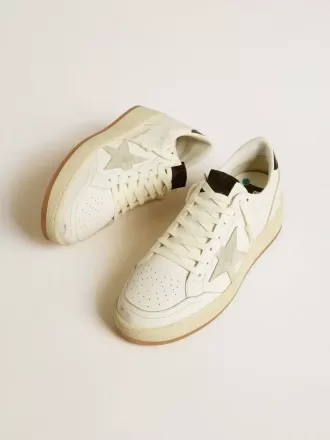 Ball Star para mujer con estrella de ante gris hielo y lengüeta del talón de cuero negro brillante. Ball Star para mujer con estrella de ante gris hielo y lengüeta del talón de cuero negro brillante.