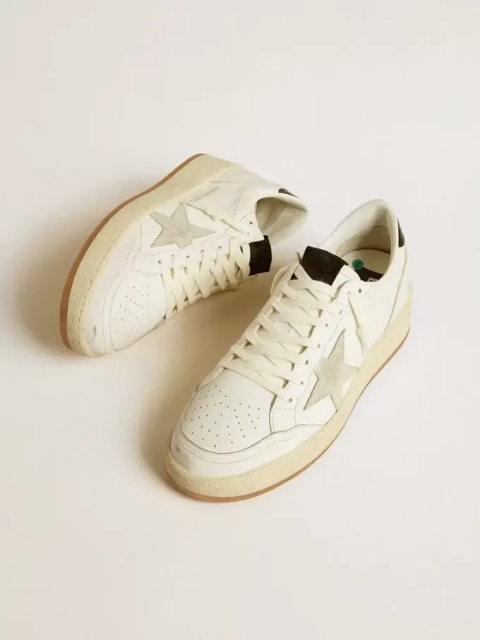 Ball Star para mujer con estrella de ante gris hielo y lengüeta del talón de cuero negro brillante. Ball Star para mujer con estrella de ante gris hielo y lengüeta del talón de cuero negro brillante.