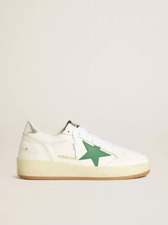 Ball Star para mujer con estrella de piel verde y lengüeta metálica en el talón. Ball Star para mujer con estrella de piel verde y lengüeta metálica en el talón.