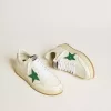 Ball Star para mujer con estrella de piel verde y lengüeta metálica en el talón. Ball Star para mujer con estrella de piel verde y lengüeta metálica en el talón.