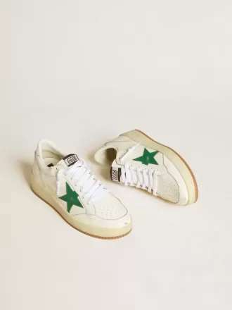 Ball Star para mujer con estrella de piel verde y lengüeta metálica en el talón. Ball Star para mujer con estrella de piel verde y lengüeta metálica en el talón.