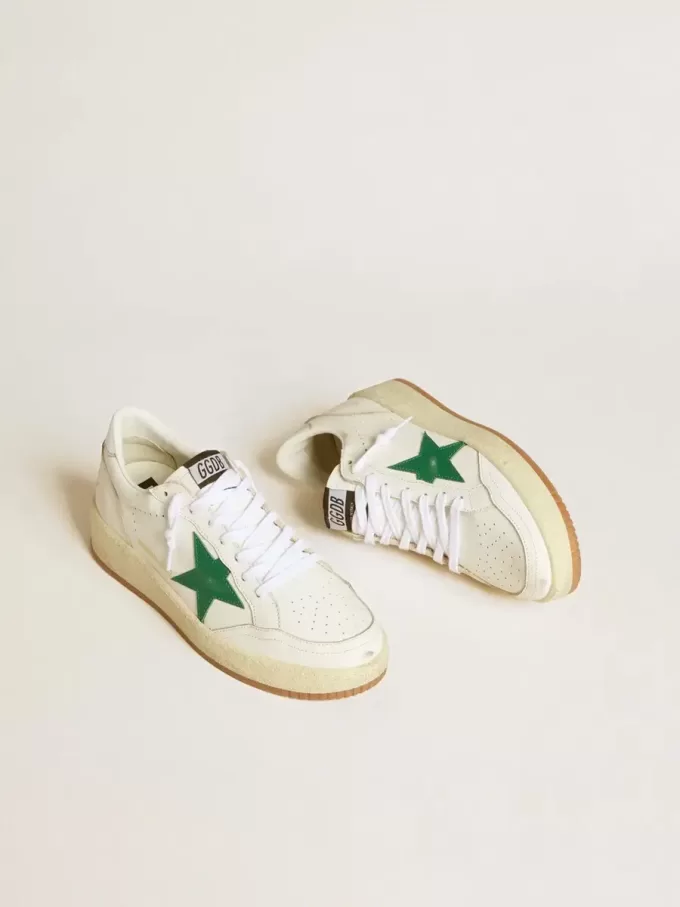 Ball Star para mujer con estrella de piel verde y lengüeta metálica en el talón. Ball Star para mujer con estrella de piel verde y lengüeta metálica en el talón.