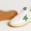 Ball Star para mujer con estrella de piel verde y lengüeta metálica en el talón. Ball Star para mujer con estrella de piel verde y lengüeta metálica en el talón.