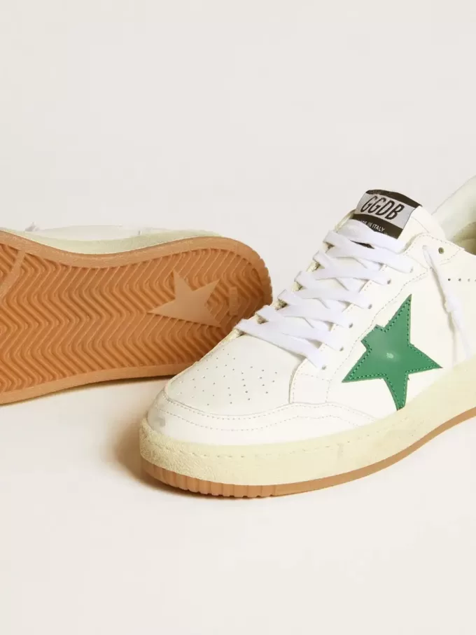 Ball Star para mujer con estrella de piel verde y lengüeta metálica en el talón. Ball Star para mujer con estrella de piel verde y lengüeta metálica en el talón.