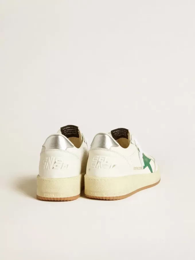 Ball Star para mujer con estrella de piel verde y lengüeta metálica en el talón. Ball Star para mujer con estrella de piel verde y lengüeta metálica en el talón.
