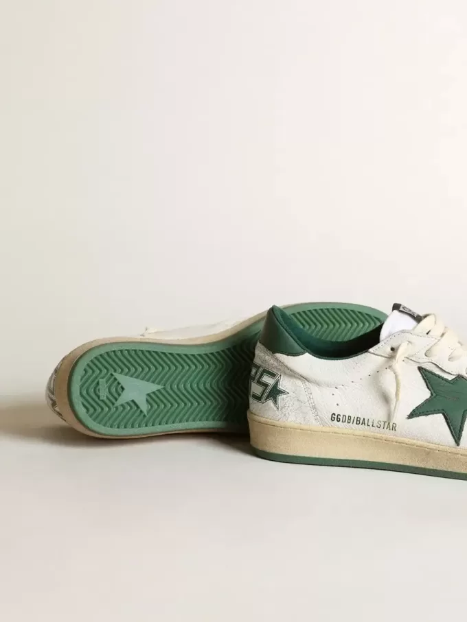 Ball Star para mujer en piel napa blanca con estrella y lengüeta en el talón en piel verde Ball Star para mujer en piel napa blanca con estrella y lengüeta en el talón en piel verde