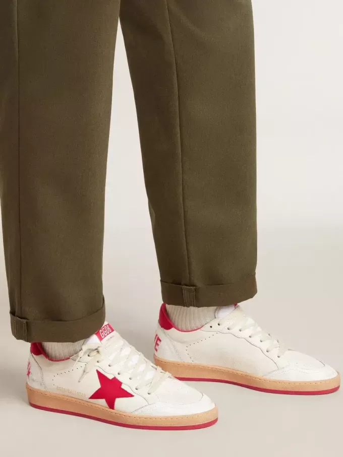 Ball Star Wishes para hombre en piel blanca con estrella roja y lengüeta en el talón. Ball Star Wishes para hombre en piel blanca con estrella roja y lengüeta en el talón.