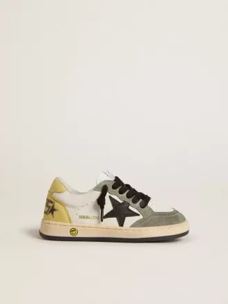 Ball Star Young en napa blanca con inserciones de ante verde oscuro y estrella negra.